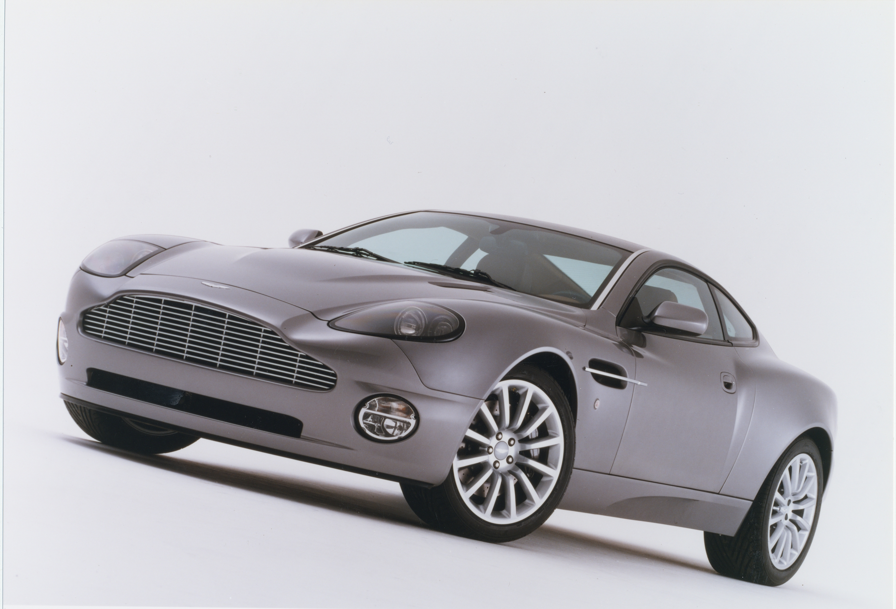 автомобили, Астон Мартин, транспортные средства, Aston Martin V12 Vanquish, вид спереди угол - обои на рабочий стол
