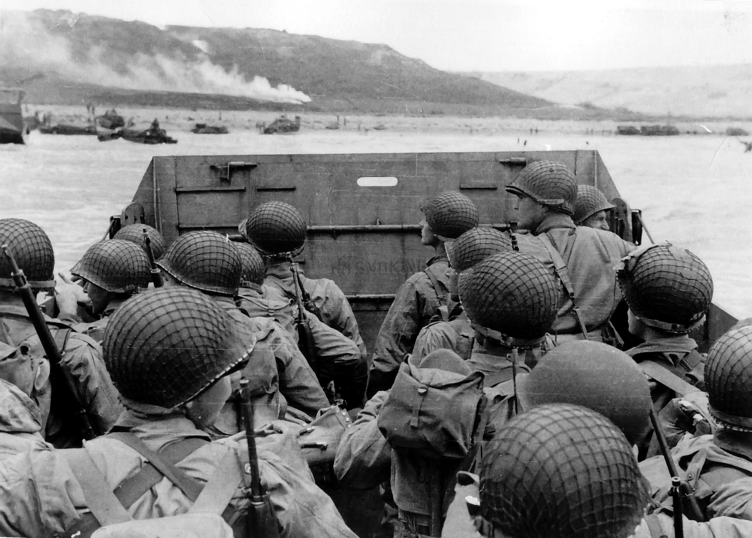 солдаты, война, военный, оттенки серого, Вторая мировая война, Роберт Капа, пляжи - обои на рабочий стол