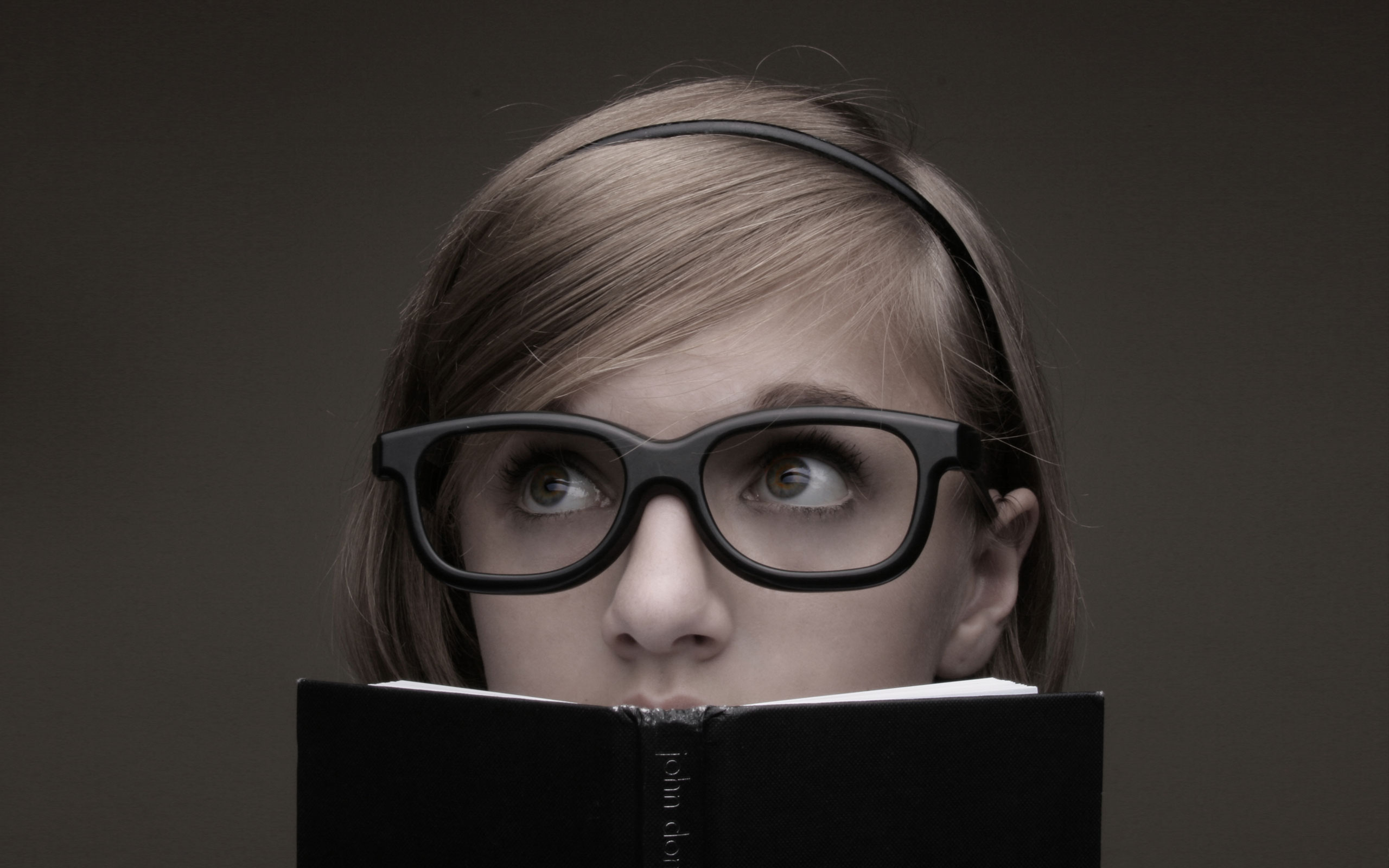 девушки, очки, книги, девушки в очках - обои на рабочий стол