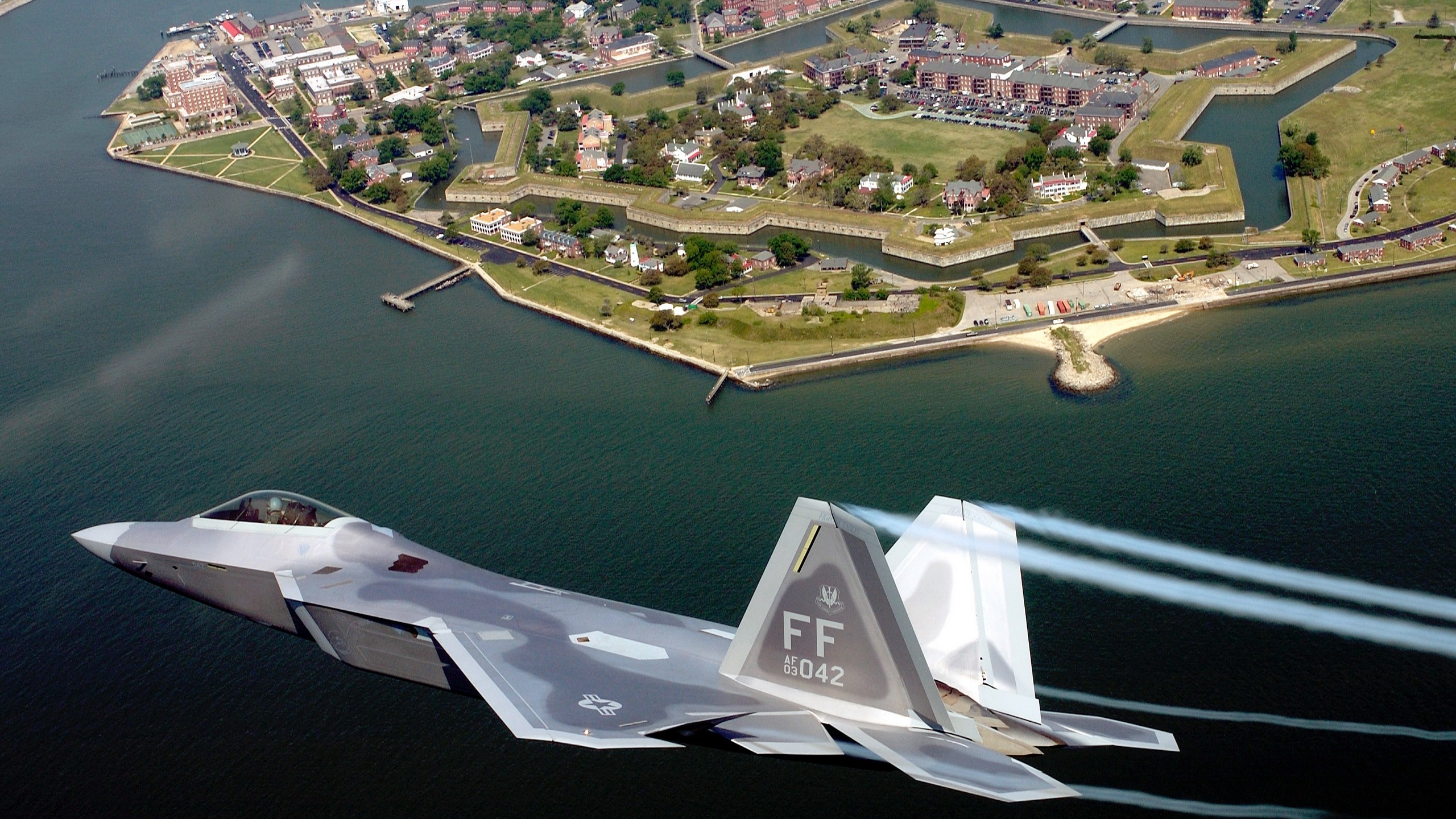 вода, самолет, F-22 Raptor, небо, Форт-Монро, В.А. - обои на рабочий стол