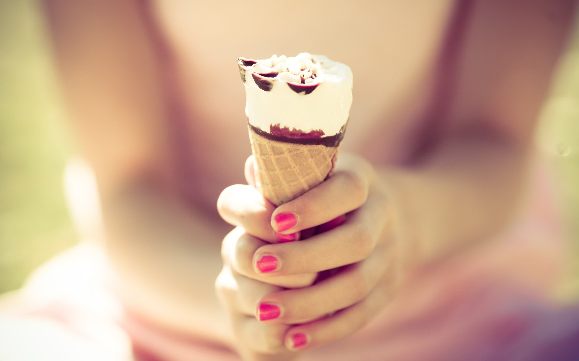 мороженое, руки, лето - обои на рабочий стол