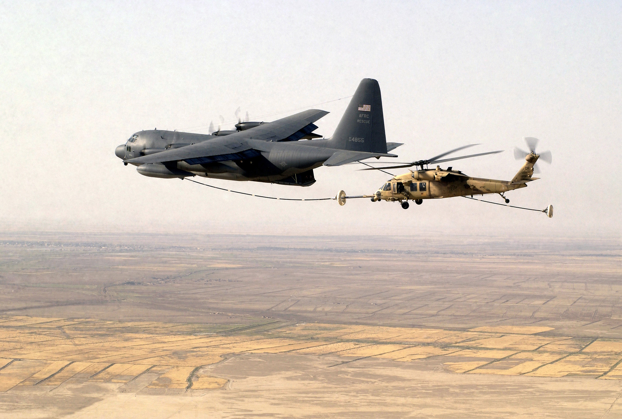 самолет, военный, вертолеты, транспортные средства, заправка, UH - 60 Black Hawk, KC - 130 Hercules - обои на рабочий стол