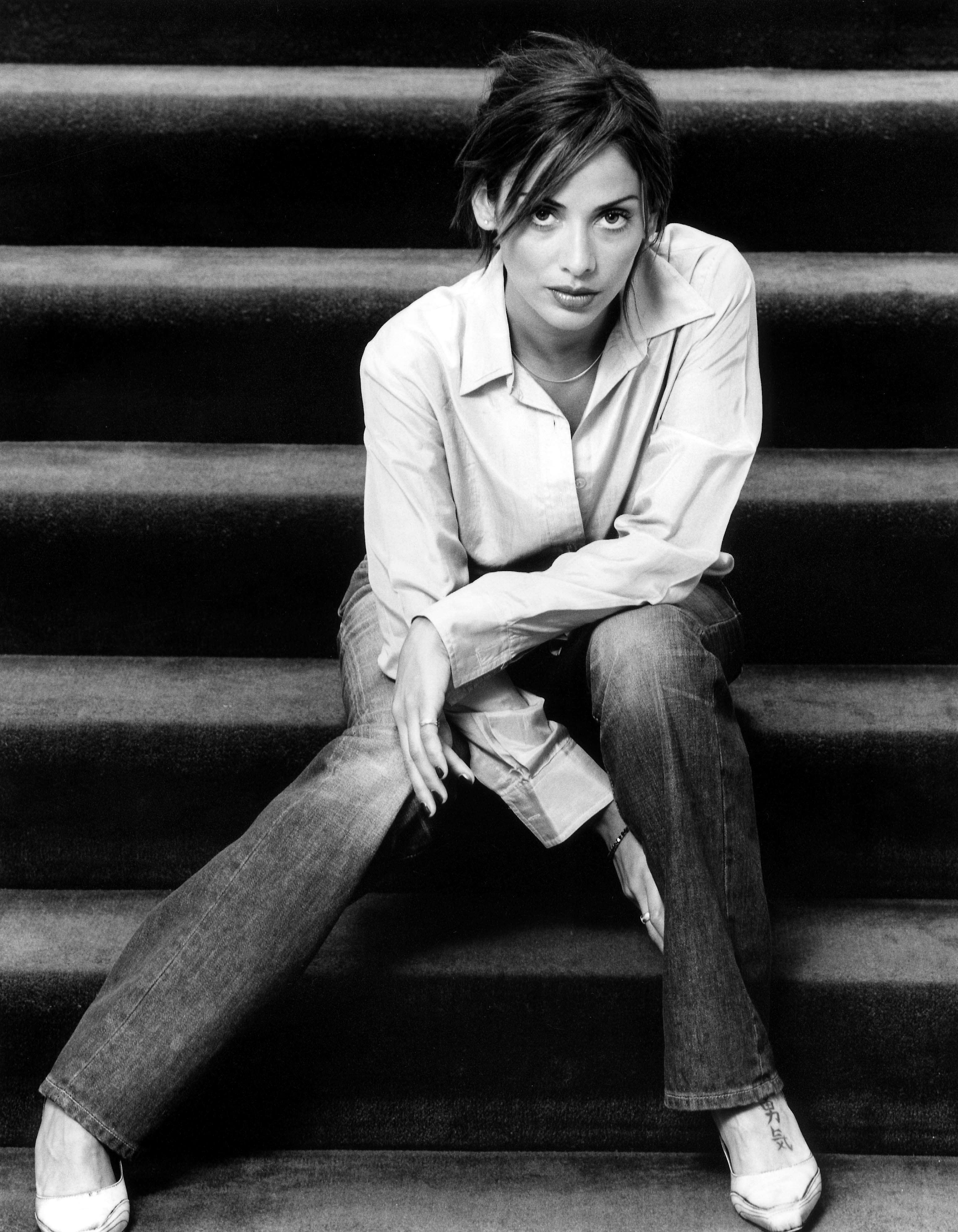 джинсы, лестницы, оттенки серого, Натали Имбрулья, монохромный - обои на рабочий стол