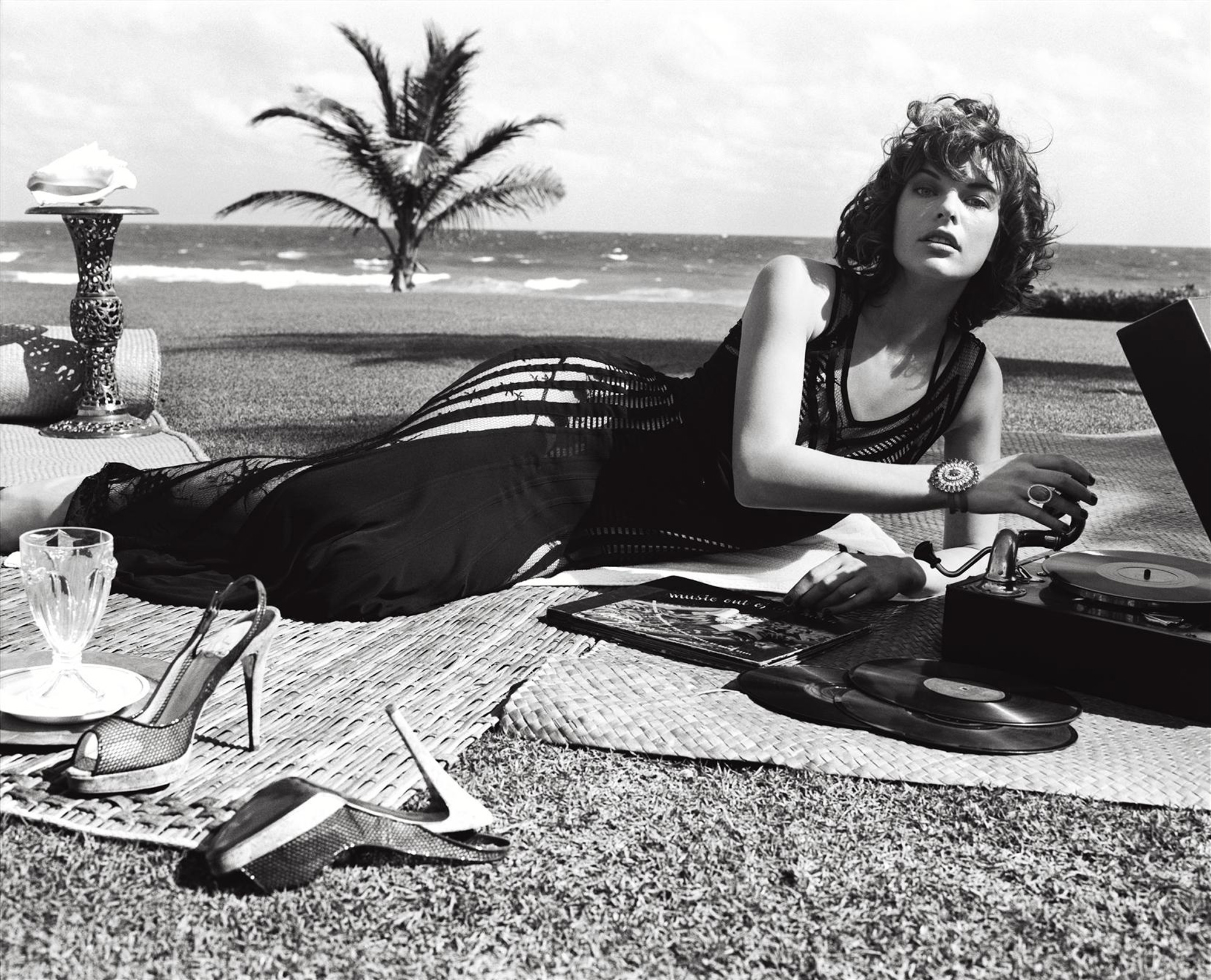 девушки, актрисы, ретро, высокие каблуки, оттенки серого, монохромный, Милла Йовович, пляжи - обои на рабочий стол