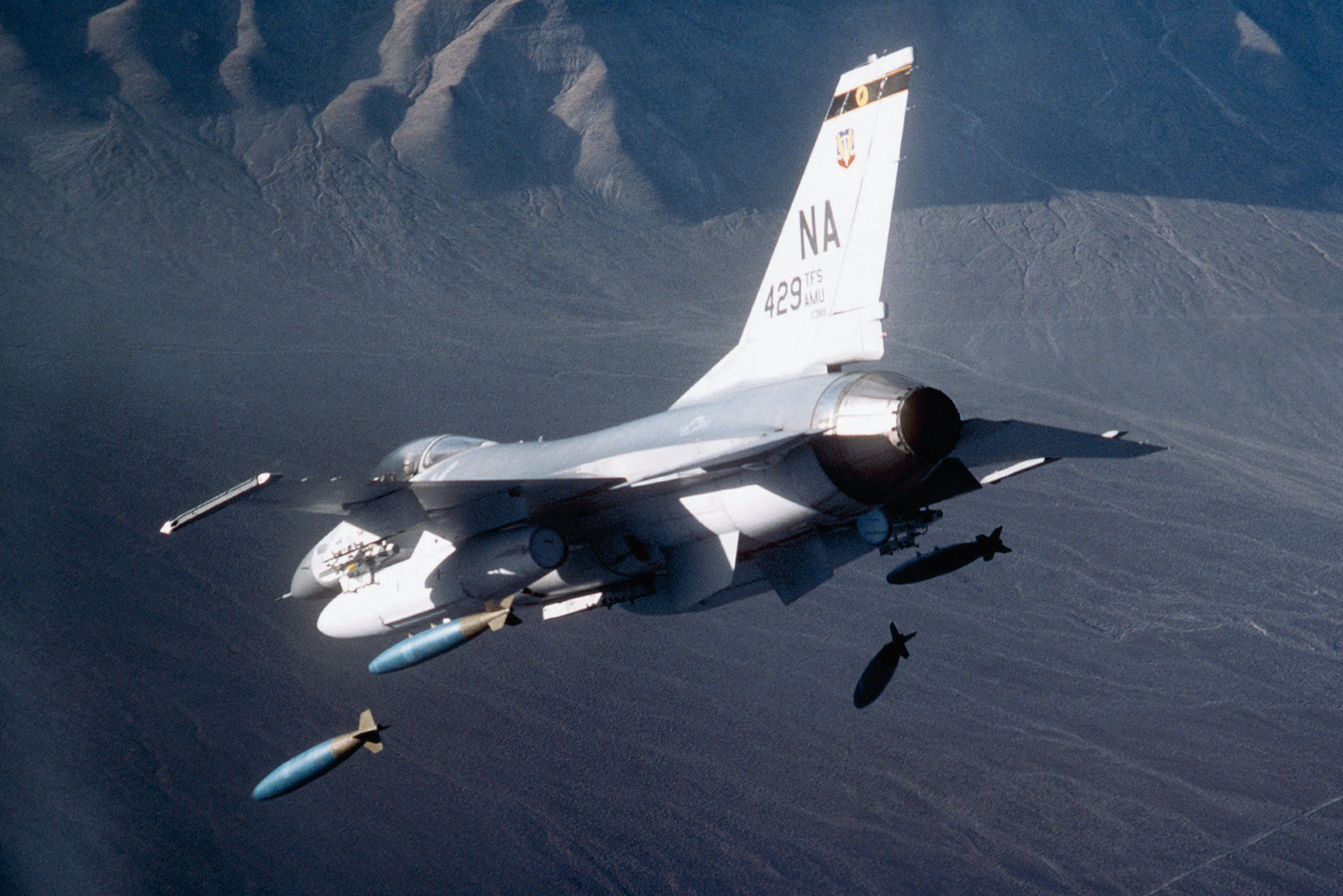 самолет, бомбы, военный, F- 16 Fighting Falcon - обои на рабочий стол