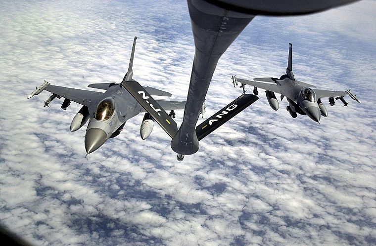 самолет, военный, транспортные средства, F- 16 Fighting Falcon, заправка - обои на рабочий стол