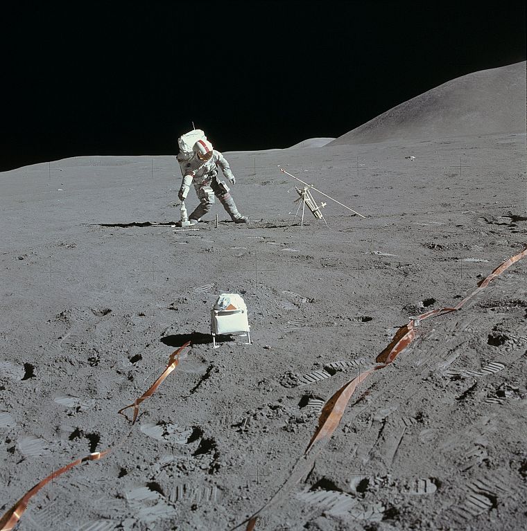 Луна, поверхность, астронавты - обои на рабочий стол
