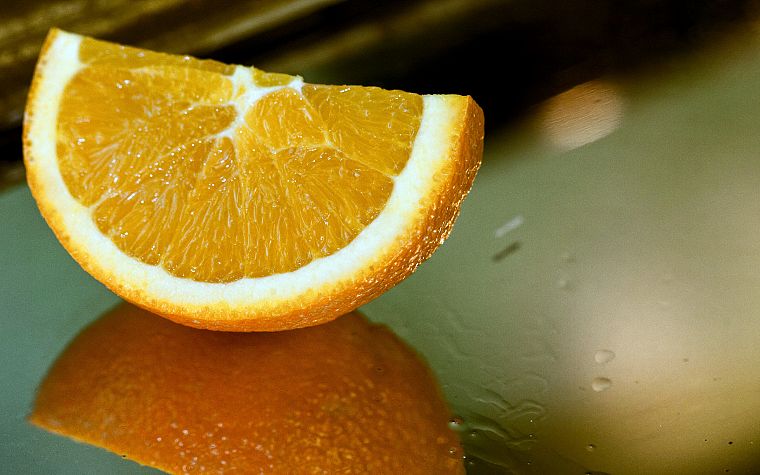 апельсины, апельсиновые дольки, отражения - обои на рабочий стол