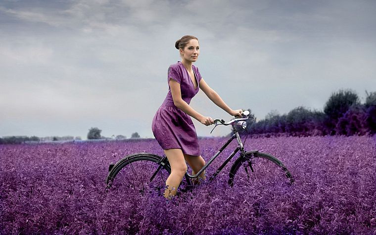 брюнетки, девушки, платье, велосипеды, фиолетовый, выборочная раскраска, фиолетовое платье - обои на рабочий стол