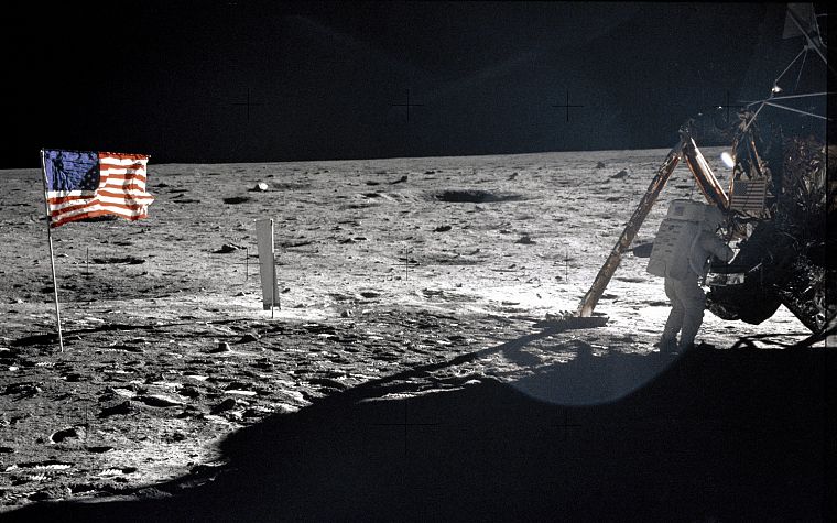 Луна, астронавты, флаги - обои на рабочий стол