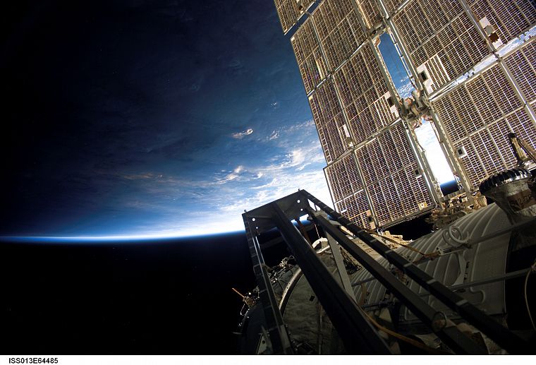 Земля, Международная космическая станция, солнечные батареи - обои на рабочий стол