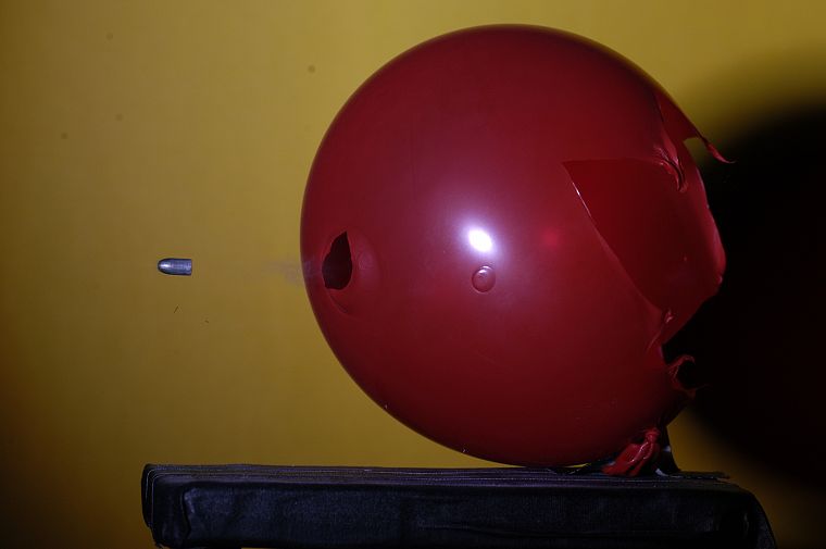 воздушные шары, пули - обои на рабочий стол