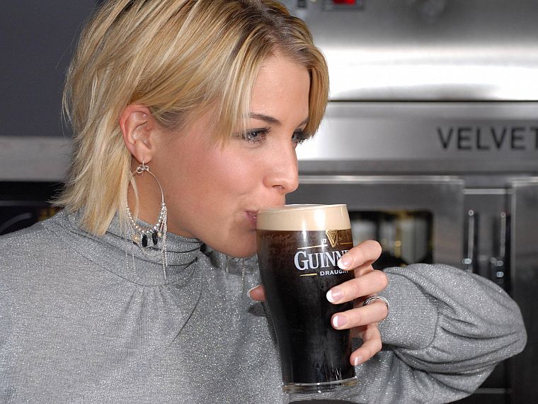 блондинки, пиво, девушки, Джемма Аткинсон, Guinness - обои на рабочий стол