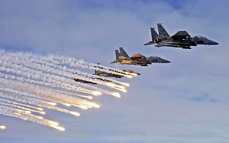 война, самолеты, вспышки, F-15 Eagle - обои на рабочий стол