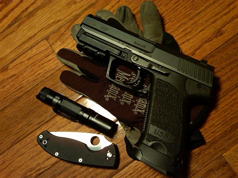 пистолеты, перчатки, оружие, ножи, Хеклер и Кох, USP, .45ACP, Spyderco - обои на рабочий стол
