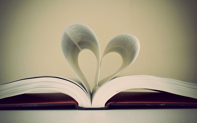 книги, сердца - обои на рабочий стол