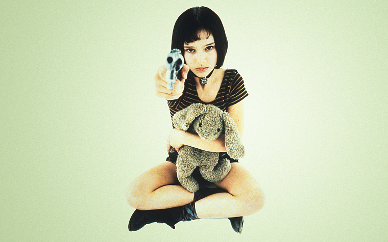 пистолеты, Натали Портман, ЛеонПрофессиональный, Magnum, девушки с оружием, мягкие игрушки - обои на рабочий стол