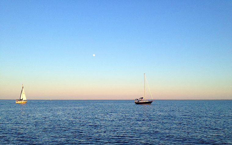 горизонт, парус, Луна, лодки, море - обои на рабочий стол