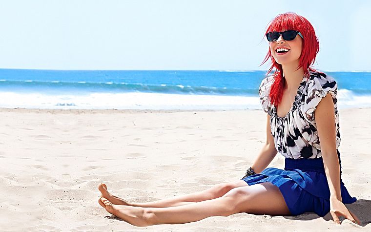 Хейли Уильямс, девушки, песок, рыжеволосые, темные очки, улыбка, пляжи - обои на рабочий стол