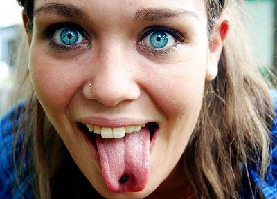 голубые глаза, пирсинг языка - случайные обои для рабочего стола