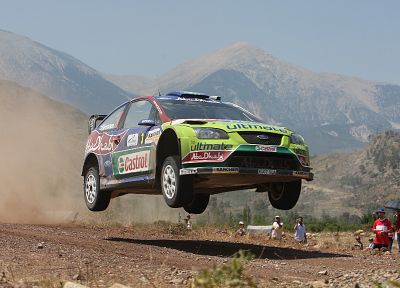 горы, автомобили, прыжки, пыль, ралли, в воздухе, гоночный, Ford Racing, скачки, раллийные автомобили, Внедорожный, гравий, Ford Focus WRC, гоночные автомобили, прыгать - оригинальные обои рабочего стола