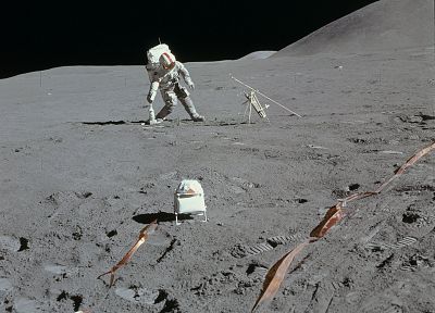 Луна, поверхность, астронавты - случайные обои для рабочего стола