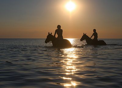 девушки, Солнце, горизонт, силуэты, лошади, море - обои на рабочий стол