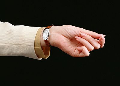 руки, часы, темный фон - похожие обои для рабочего стола