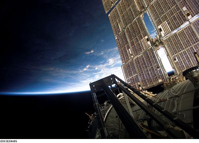 Земля, Международная космическая станция, солнечные батареи - копия обоев рабочего стола