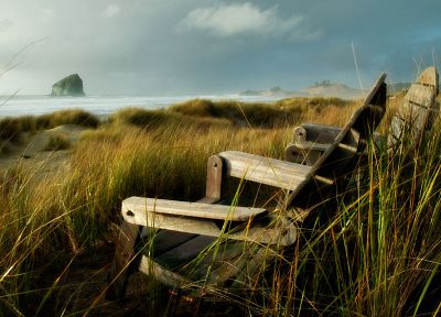 природа, побережье, трава, стулья, море - обои на рабочий стол