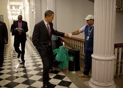 США, Барак Обама, Президенты США, братан кулак - обои на рабочий стол