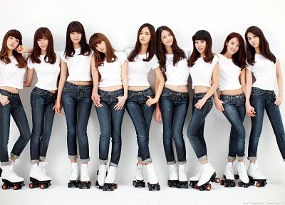 девушки, джинсы, Girls Generation SNSD (Сонёсидэ), знаменитости, роликовых коньках - копия обоев рабочего стола
