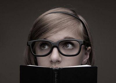 девушки, очки, книги, девушки в очках - оригинальные обои рабочего стола