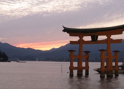 вода, Япония, горы, лодки, ворота, тории, Японский архитектура, Ицукусима - похожие обои для рабочего стола