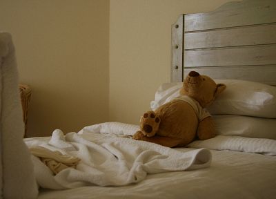 кровати, подушки, мягкие игрушки, куклы, плюшевые медведи - обои на рабочий стол