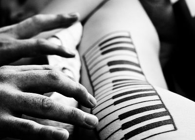 татуировки, пальцы, монохромный, торс, клавиши пианино - обои на рабочий стол
