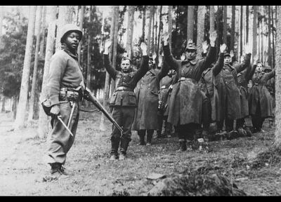солдаты, леса, нацистский, оттенки серого, Армия США, Вторая мировая война, исторический, немецкий, военнопленных, поднятыми руками, 1945 - обои на рабочий стол
