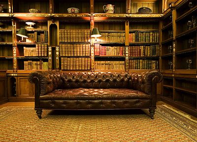 диван, книги - обои на рабочий стол