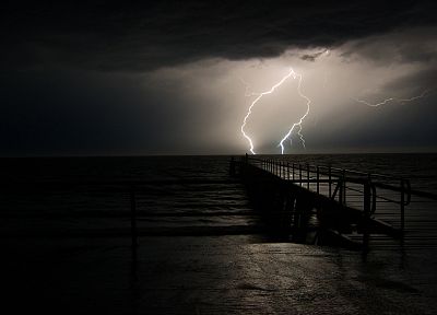 океан, темнота, буря, погода, пирсы, молния - обои на рабочий стол