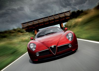красный цвет, автомобили, мосты, фронт, Alfa Romeo, дороги, транспортные средства, размытость, Alfa Romeo 8C, красные автомобили, расплывчатый, Alfa Romeo 8C Competizione, вид спереди, размытым фоном - похожие обои для рабочего стола