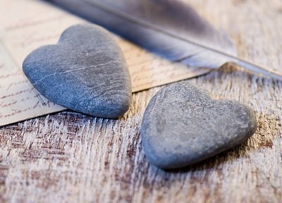 любовь, камни, перья - обои на рабочий стол