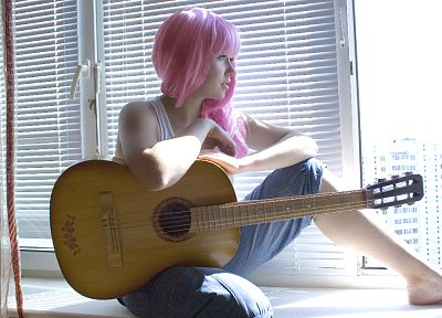 девушки, босиком, розовые волосы, гитары, оконные стекла - копия обоев рабочего стола