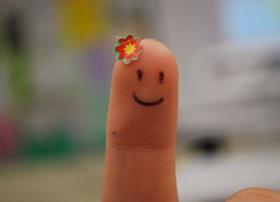 пальцы, улыбка - случайные обои для рабочего стола