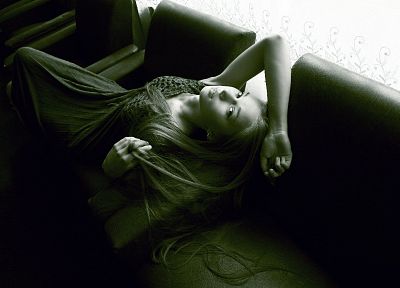 девушки, черно-белое изображение, диван, Милена D, украинский - обои на рабочий стол