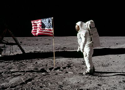 Луна, астронавты, Американский флаг, след - обои на рабочий стол