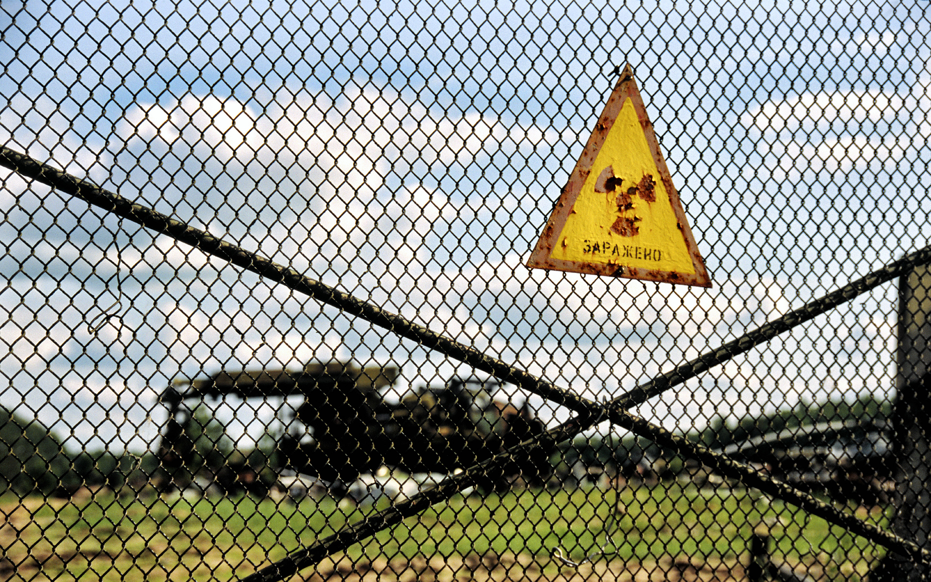 знаки, Чернобыль, радиоактивный, Украина, кладбище, цепи ссылка забор - обои на рабочий стол