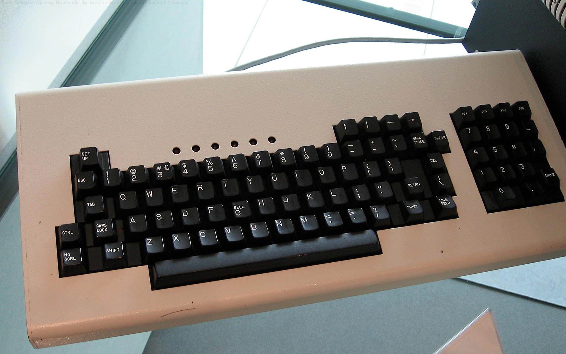 Солнце, клавишные, история компьютеров - обои на рабочий стол