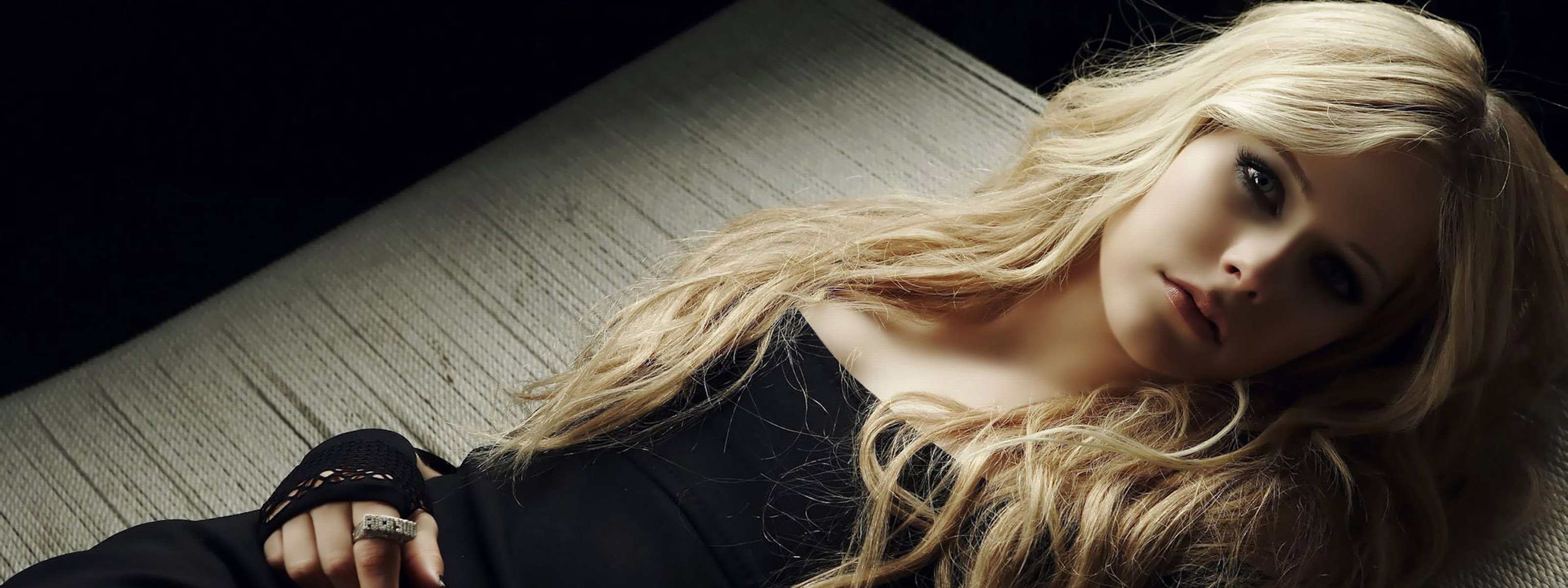 Avril Lavigne плачет