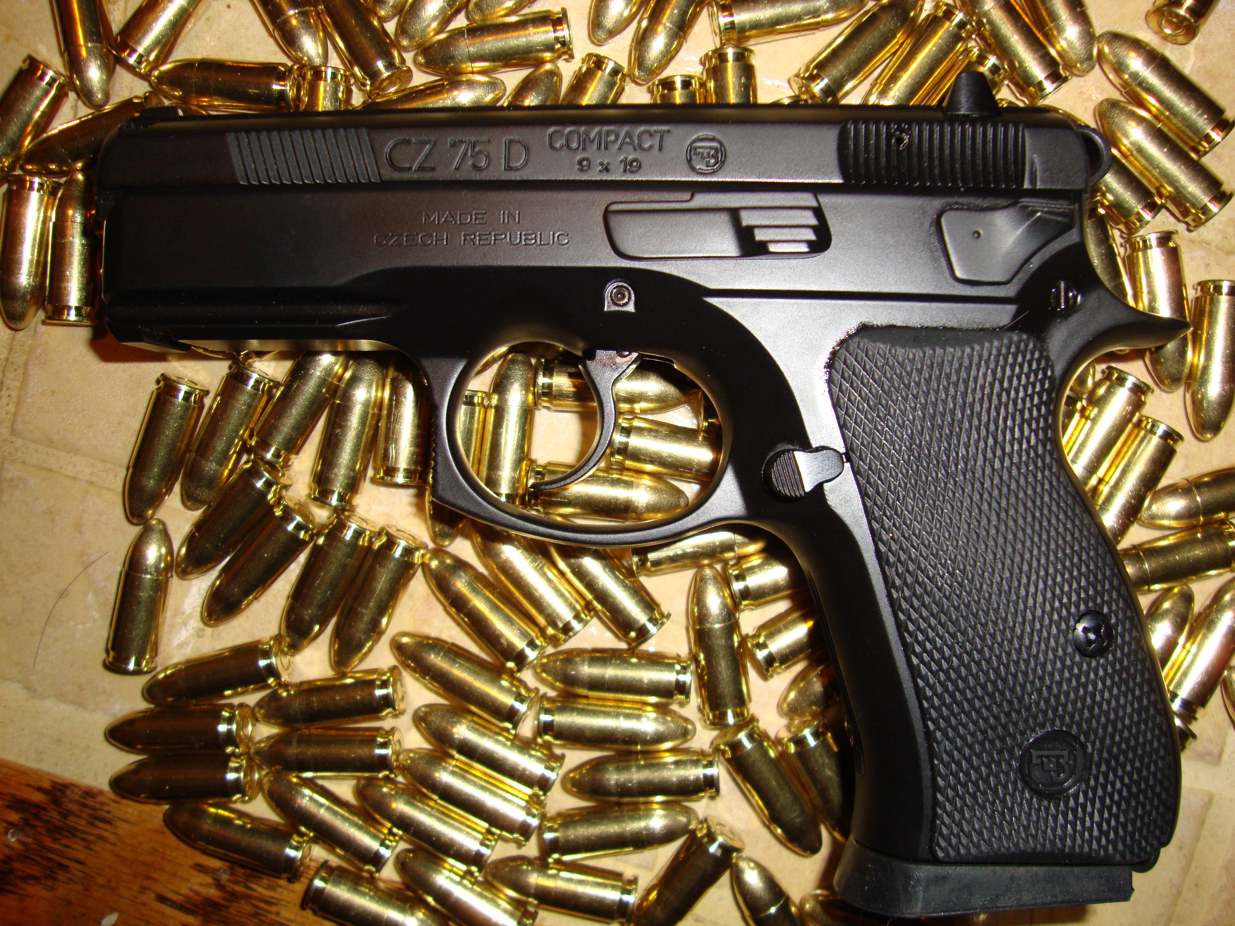 пистолеты, пистолеты, руки, оружие, боеприпасы, пистолеты, CZ - 75 - обои на рабочий стол
