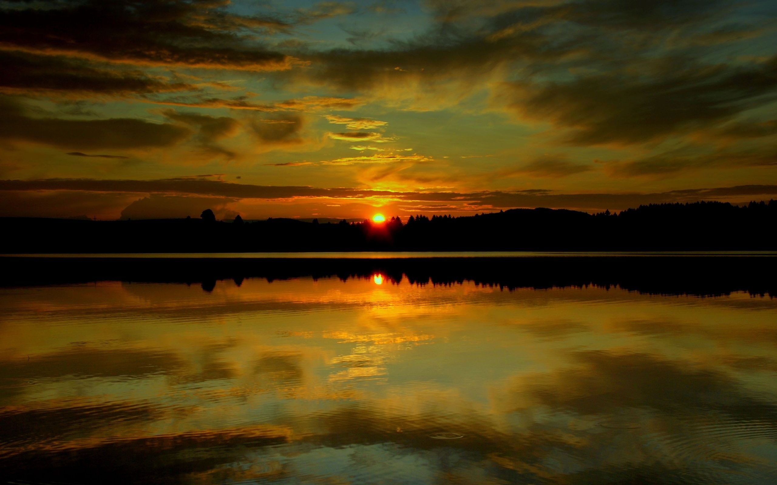 Озером закат текст. Закат на озере. Закат над озером. Красивый закат над озером. Озеро солнце.